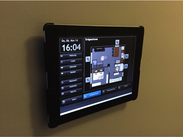 Die Steuerung erfolgt über ein Tablet an der Wand des Autors ... (Bild: Sascha Körnig)